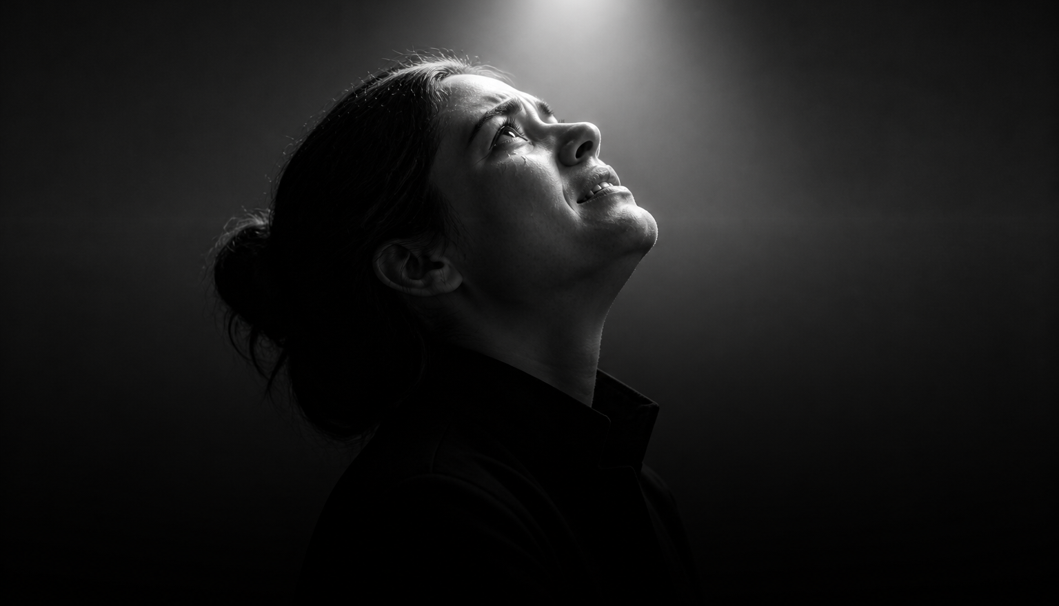 Mulher olhando para a luz